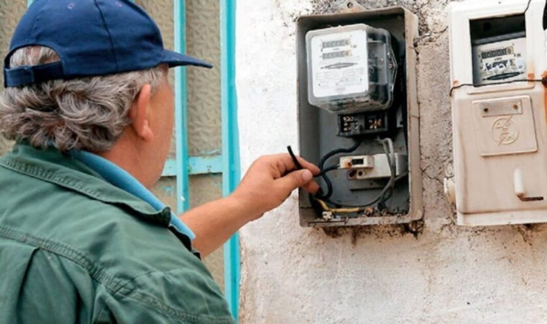 Δήθεν υπάλληλοι του ΔΕΔΔΗΕ απέσπασαν χρήματα και χρυσαφικά από Τρικαλινή