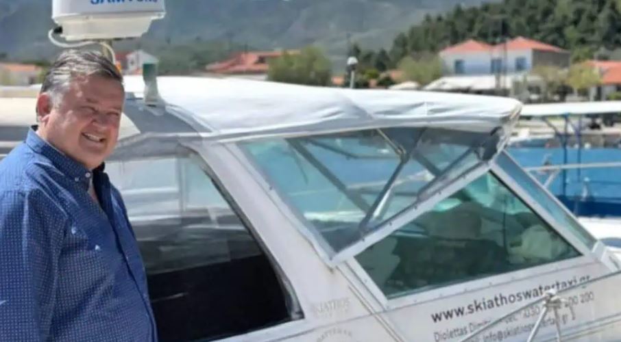 Ο Δημήτρης Κουρέτας βραβεύει τον καπετάνιο Δ. Διολέττα από την Σκιάθο που σώζει ζωές