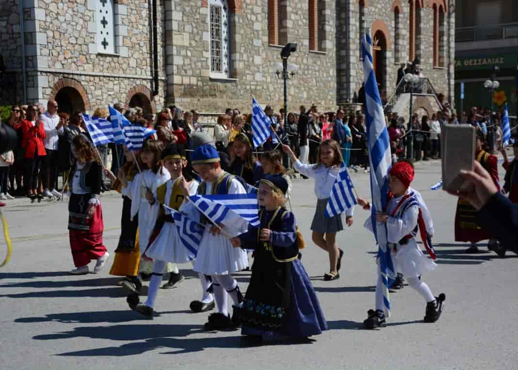 elassona 25h martiou Δήμος Ελασσόνας: Τιμάται η Επέτειος της 25ης Μαρτίου 1821 Ο Δήμος Ελασσόνας, στο πλαίσιο του εορτασμού της Εθνικής Επετείου της 25ης Μαρτίου 1821, τιμά τους ήρωες και τους πολεμιστές της επανάστασης με δοξολογία στο Μητροπολιτικό Ιερό Ναό Αγ. Δημητρίου χοροστατούντος του Σεβασμιοτάτου Μητροπολίτου Ελασσόνας κ.κ. Χαρίτωνα, την εκφώνηση του Πανηγυρικού της Ημέρας, την κατάθεση στεφάνων στο Μνημείο των Ηρώων και τέλος με παρέλαση των μαθητών και μαθητριών των σχολείων της Ελασσόνας επί της οδού 6ης Οκτωβρίου. Παρόμοιες εκδηλώσεις θα γίνουν σε όλες τις κοινότητες του Δήμου Ελασσόνας. Το πρόγραμμα των εκδηλώσεων αναλυτικά: Τετάρτη 25 Μαρτίου 2026 7:30 Εκτέλεση Εωθινού από την μπάντα της Φιλαρμονικής του Δήμου 8:30 Έπαρση Σημαίας 10:00 Πέρας προσέλευσης εκπροσώπων Σωματείων, Οργανώσεων κ.λ.π. στο Μητροπολιτικό Ναό 10:15 Προσέλευση επισήμων στο Μητροπολιτικό Ναό 10:30 Τέλεση επίσημης δοξολογίας στο Μητροπολιτικό Ναό Χοροστατούντος του Σεβασμιωτάτου Μητροπολίτη Ελασσώνος κ.κ. Χαρίτωνος Επιμνημόσυνη δέηση στο Ηρώο, εκφώνηση του πανηγυρικού της ημέρας, κατάθεση στεφάνων, ενός λεπτού σιγή στη μνήμη των πεσόντων, Εθνικός Ύμνος 11:00 Έναρξη παρέλασης πολιτικών τμημάτων επί της οδού 6ης Οκτωβρίου