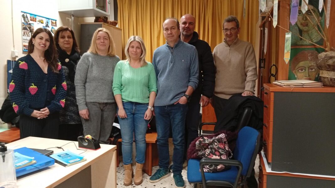 Kentro Koinotitas-SDE Επίσκεψη του Κέντρου Κοινότητας Δήμου Λαρισαίων στο ΣΔΕ Λάρισας με θέμα την παραβατικότητα και τη δύναμη της εκπαίδευσης