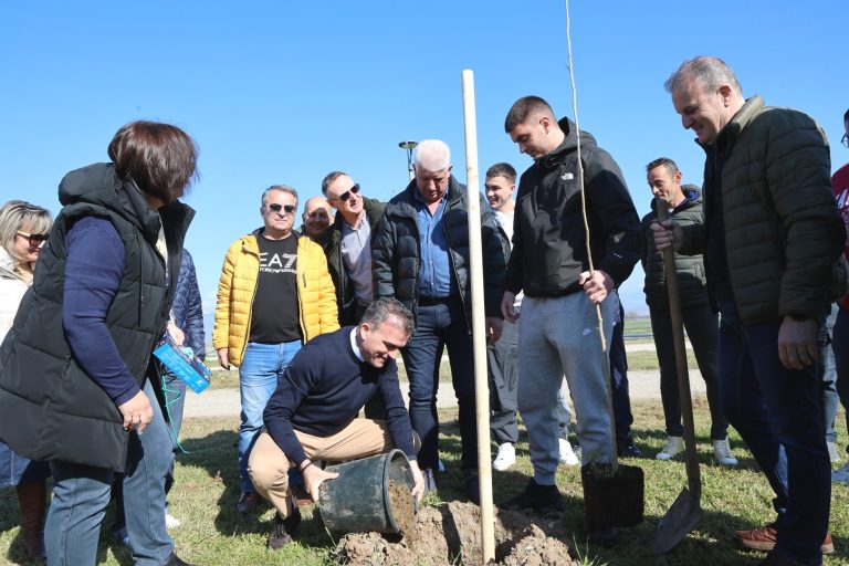 dendrofiteusi-falani-768x512 Δενδροφύτευση στο γήπεδο της Φαλάνης