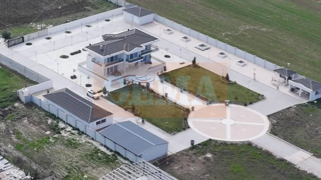 Απολογούνται σήμερα οι Ρομά με το ελικοδρόμιο, τις βίλες και τις χρυσές λίρες στη Λάρισα