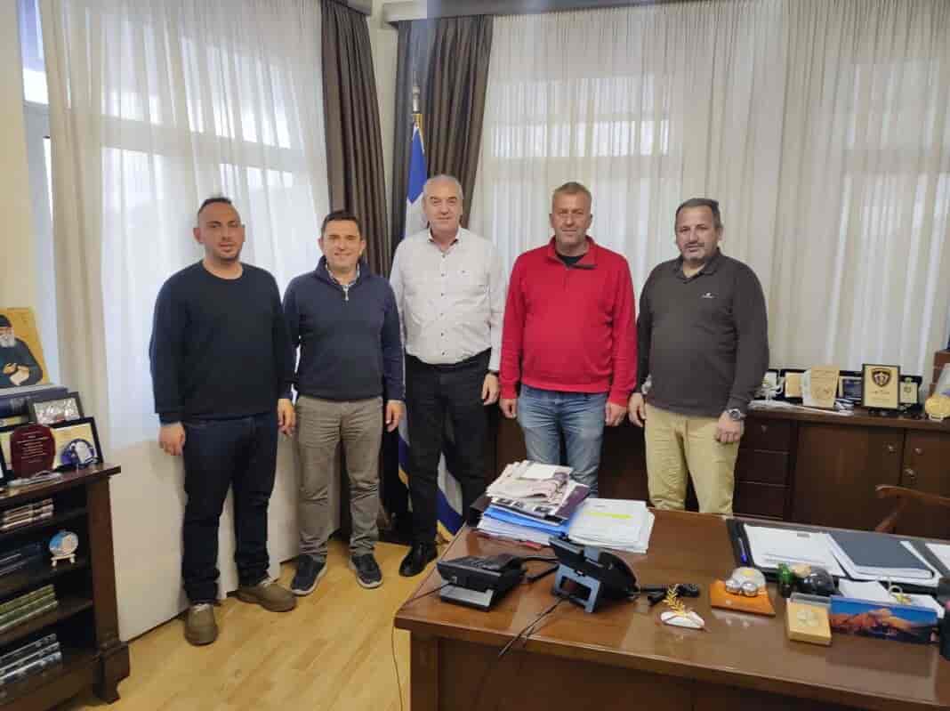 1775284136560_copy_3160x2364 Συνάντηση Δημάρχου Ελασσόνας με τη Διοίκηση του ΠΟΕ Ελασσόνας – Διοργάνωση ποδοσφαιρικού τουρνουά μετά το Πάσχα