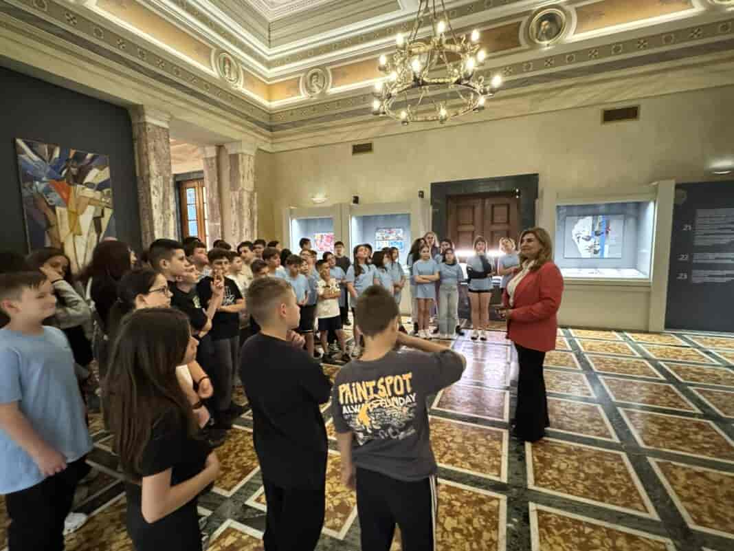 Ε. Λιακούλη με μαθητές & μαθήτριες Δημοτικών Σχολείων Λάρισας στη Βουλή: «Η επίσκεψη των παιδιών μας στη Βουλή, μου κρατάει ζωντανή την ελπίδα ! »