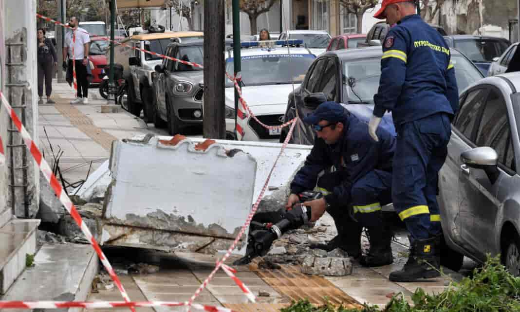 Το σημείο που σκοτώθηκε η 43χρονη μετά την κατάρρευση μπαλκονιού στην περιοχή Καλάμια στην Κόρινθο / Eurokinissi