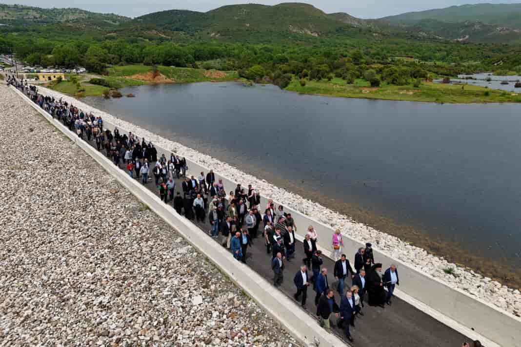 Εγκαίνια φράγματος Ληθαίου: Η διοίκηση στη Θεσσαλία έχει συνέχεια Δ. Κουρέτας, Κ. Αγοραστός, Λ. Αβραμόπουλος, Στ. Πατραμάνης, Ηλ. Βλαχογιάννης, όλοι μαζί έκοψαν την κορδέλα των εγκαινίων Το φράγμα στον Ληθαίο ποταμό, στην περιοχή Νέας Ζωής Τρικάλων, που αποτελεί ένα έργο στρατηγικής σημασίας για την αγροτική ανάπτυξη και τη διαχείριση των υδατικών πόρων, εγκαινιάστηκε σήμερα Πέμπτη μεσημέρι από την Περιφερειακή Αρχή σε μια σεμνή τελετή, παρουσία εκπροσώπων του Κοινοβουλίου, της αντιπολίτευσης, δημάρχων, πρώην Νομαρχών, εκπροσώπων τοπικών φορέων και πλήθος κόσμου από την ευρύτερη περιοχή. Ο Περιφερειάρχης Θεσσαλίας Δημήτρης Κουρέτας στην σύντομη τοποθέτηση του ανέφερε ότι «το σημερινό έργο δείχνει ότι η διοίκηση έχει μια συνέχεια. Σε αυτή την προσπάθεια που ολοκληρώθηκε τα τελευταία δύο χρόνια συνέβαλαν πολλοί, η προηγούμενη Περιφερειακή Αρχή, οι παριστάμενοι πρώην Νομάρχες, η Αντιπεριφερειάρχης κ. Ντιντή, ο σύμβουλος Θαν. Τσιάρας και ο Στρατηγός Ε.Α. Ηλίας Λεοντάρης, ο οποίος μου εξήγησε τότε, όταν ξεκινήσαμε, την ανάγκη να ολοκληρωθεί το έργο όταν αυτό είχε κάποια προβλήματα». Στη συνέχεια ο κ. Κουρέτας αναφέρθηκε στα επόμενα βήματα που είναι η ολοκλήρωση της μελέτης για την άρδευση καθώς υπάρχουν καλλιέργειες, αρκετές χιλιάδες στρέμματα που μπορούν να ποτιστούν από τον Ταμιευτήρα. Ταυτόχρονα θα προσπαθήσουμε να αναδείξουμε τον τουριστικά να το επισκέπτονται σχολεία και ήδη έχουμε ξεκινήσει μια διαδικασία με το Υπουργείο Παιδείας, να έρχονται τα παιδιά να καταλάβουν πως είναι ένα μικρομεσαίο φράγμα». Η Αντιπεριφερειάρχης ΠΕ Τρικάλων Χρύσα Ντιντή τόνισε πως «το φράγμα του Ληθαίου είναι ένα έργο με μακρά διαδρομή, που σήμερα ολοκληρώνεται και τίθεται σε πλήρη λειτουργία, δικαιώνοντας την επιμονή και τις προσπάθειες πολλών ετών. Πρόκειται για μια παρέμβαση στρατηγικής σημασίας, που εξασφαλίζει την καλύτερη διαχείριση των υδάτινων πόρων και θωρακίζει την περιοχή μας απέναντι στις σύγχρονες περιβαλλοντικές και κλιματολογικες προκλήσεις». Στη συνέχεια ευχαρίστησε όλους τους Περιφερειάρχες, τους πρώην Νομάρχες, τους Βουλευτές, τους Δημάρχους και όλους όσοι συνέβαλαν, με συνέπεια και επιμονή, στην υλοποίηση αυτού του έργου. Ιδιαίτερη αναφορά έκανε στη Μονή Αγίου Στεφάνου Μετεώρων, η οποία παραχώρησε δωρεάν δυνάμει σύμβασης χρησιδανείου 25ετούς διάρκειας την έκταση, όπου κατασκευάστηκε το φράγμα, αλλά και στον Μητροπολίτη Σταγών και Μετεώρων Σεβασμιώτατο κ. Θεόκλητο. Ο πρώην Περιφερειάρχης Κ. Αγοραστός ανέφερε πως «το έργο αυτό έχει μια διάρκεια να ολοκληρωθεί, ολοκληρώθηκε στη σημερινή Περιφερειακή Αρχή, αλλά ανήκει σε όλους τους Θεσσαλούς. Τα έργα είναι για τους ανθρώπους και είναι συνεχής μάχη δυσκολιών. Το έργο αποδεικνύεται περίτρανα ότι οι τεχνικές υπηρεσίες της Περιφέρειας Θεσσαλίας είναι υψηλού επιπέδου. Ο Δήμαρχος Μετεώρων Λ. Αβραμόπουλος δήλωσε «περήφανος για το αντιπλημμυρικό έργο που κατασκευάστηκε», ευχήθηκε σύντομα να προσφέρει και αρδευτικά στην περιοχή» και τόνισε ότι «η συμβολή του φράγματος στην ανάπτυξη της περιοχής θα είναι καθοριστική». Ο πρώην Νομάρχης Τρικάλων Στέφανος Πατραμάνης συνεχάρη τον Περιφερειάρχη Δημ. Κουρέτα, για το όραμα που υλοποίησε και ευχήθηκε σύντομα να προχωρήσει και στις μελέτες για την άρδευση. Ο πρώην Νομάρχης Τρικάλων Ηλίας Βλαχογιάννης με τη σειρά του έκανε μια ιστορική αναδρομή και αναφορά σε πρόσωπα που αγωνίστηκαν για να μπει το φράγμα σε τροχιά υλοποίησης, στις μάχες που δόθηκαν με τον έκπτωτο εργολάβο αλλά και με τον δεύτερο για να τρέξουν οι διαδικασίες, ενώ ευχαρίστησε τη Μονή Αγίου Στεφάνου για τη δωρεά της έκτασης, αλλά και τον Περιφερειάρχη Δημ. Κουρέτα για την τιμητική πρόσκληση να παραστούν όλοι όσοι προσέφεραν για την υλοποίηση του έργου. Τον αγιασμό τέλεσε ο Σεβασμιώτατος Μητροπολίτης Θεόκλητος ο οποίος στη σύντομη ομιλία του συνεχάρη την Περιφερειακή Αρχή και όλους όσοι προσέφεραν για την ολοκλήρωση του έργου και ευχήθηκε αυτό να αποτελέσει την απαρχή και άλλων σημαντικών έργων που θα προσφέρουν στον τόπο και στο περιβάλλον. Ο εκπρόσωπος της αναδόχου εταιρείας Χρήστος Κατσάβας εξέφρασε την ικανοποίησή του για την ολοκλήρωση του έργου, το οποίο χαρακτήρισε «κατασκευαστικά πολύ υψηλής τεχνικής δυσκολίας», ενώ ευχαρίστησε ιδιαίτερα τα στελέχη της Διεύθυνσης Τεχνικών Έργων της ΠΕ Τρικάλων. Στη τελετή των εγκαινίων παρέστησαν μεταξύ άλλων μοναχές από τη Μονή του Αγίου Στεφάνου με την ηγουμένη Χριστονύμφη, ο βουλευτής της ΝΔ Αθ. Λιούτας, οι δήμαρχοι Τρικκαίων Ν. Σακκάς, Πύλης Κ. Μαράβας, Φαρκαδώνας Σπ. Αγναντής, χωρικοί και θεματικοί Αντιπεριφερειάρχες, ο Αστυνομικός Διευθυντής Τρικάλων Αθ. Καππάς, εκπρόσωποι αρχών και φορέων της Περιφερειακής Ενότητας Τρικάλων.