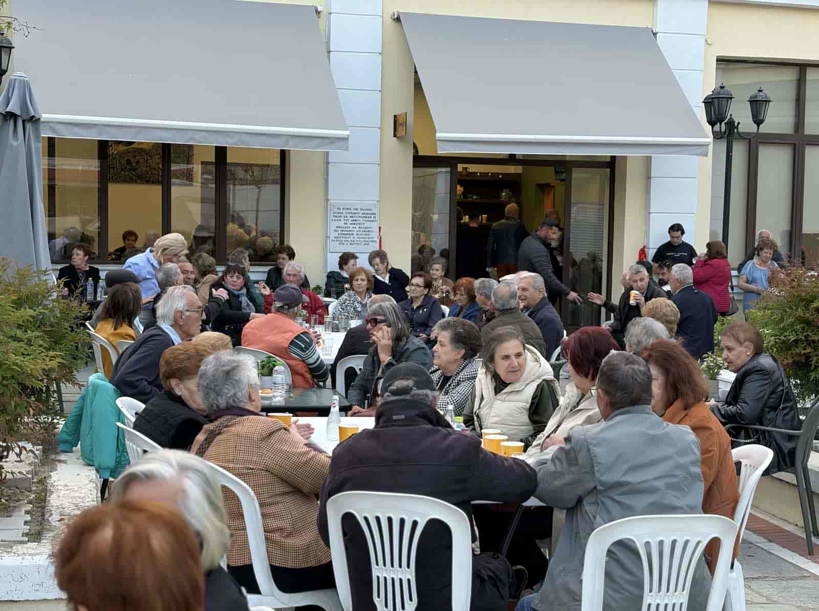 Εγκαινιάστηκε το ανακαινισμένο ΚΑΠΗ Τυρνάβου – Μαζική συμμετοχή και
αισιοδοξία για τη νέα λειτουργία