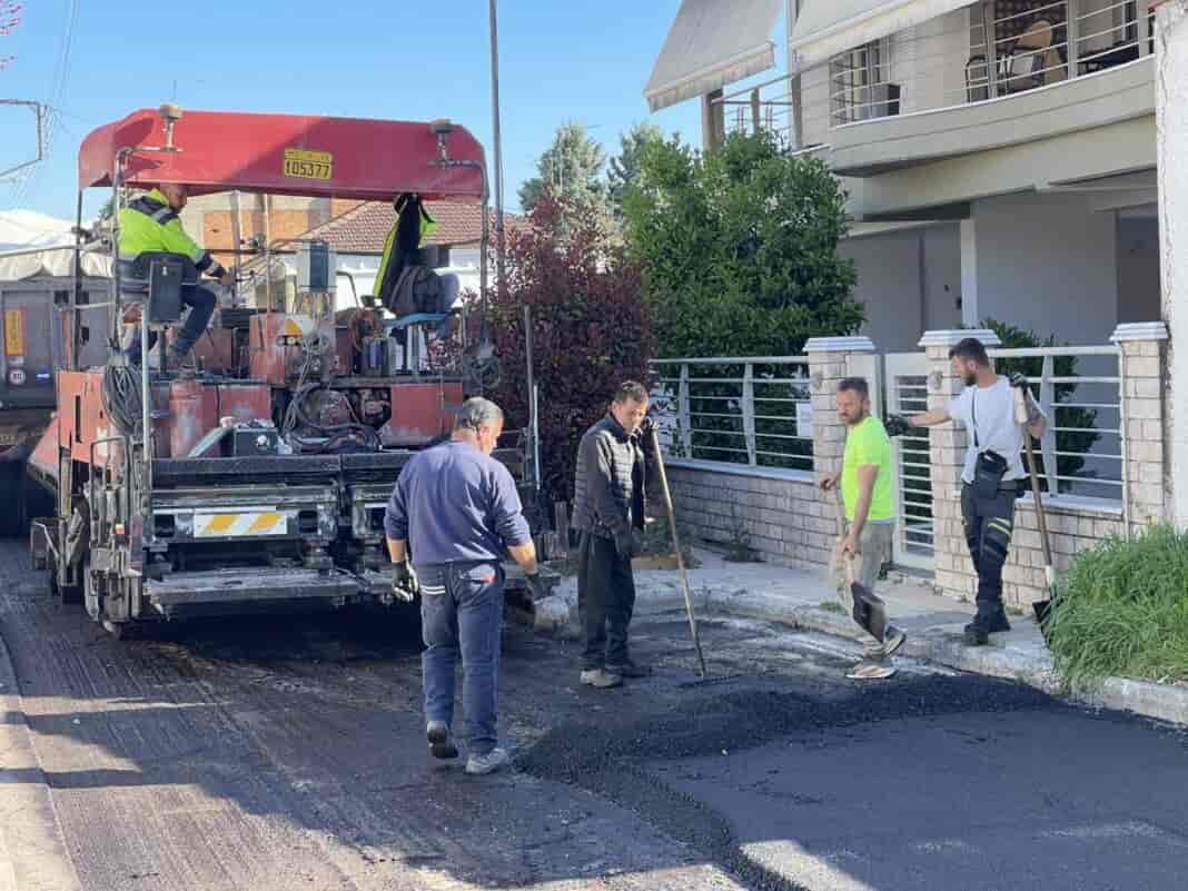 Σε πλήρη εξέλιξη το εκτεταμένο πρόγραμμα ασφαλτοστρώσεων του Δήμου Τυρνάβου με στόχο την ενίσχυση της οδικής ασφάλειας