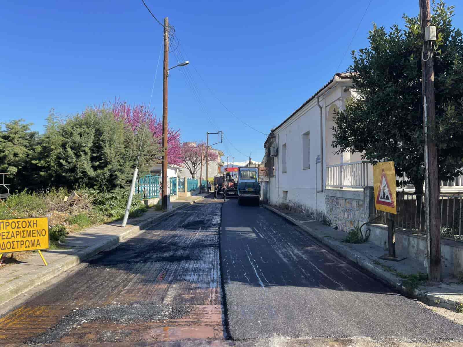 Σε πλήρη εξέλιξη το εκτεταμένο πρόγραμμα ασφαλτοστρώσεων του Δήμου Τυρνάβου με στόχο την ενίσχυση της οδικής ασφάλειας