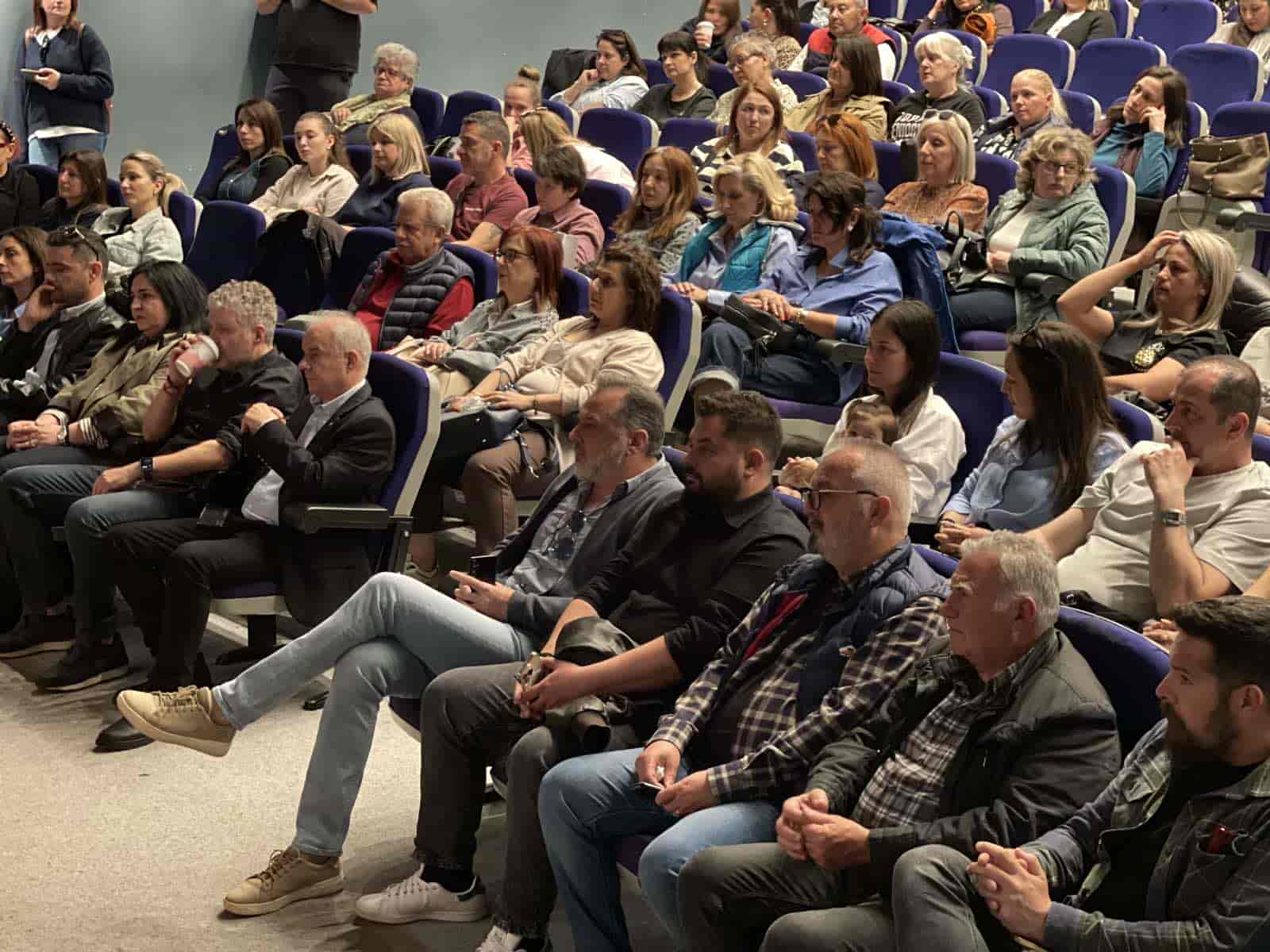 Μαζική σύσκεψη στον Τύρναβο – Σαφές μήνυμα ενάντια στη διάλυση των
κοινωνικών δομών και υπέρ της μονιμοποίησης των εργαζομένων