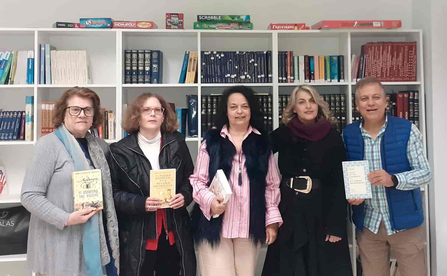 Το ΠΟΚΕΛ πρόσφερε βιβλία στο 2ο Γυμνάσιο Φαρσάλων