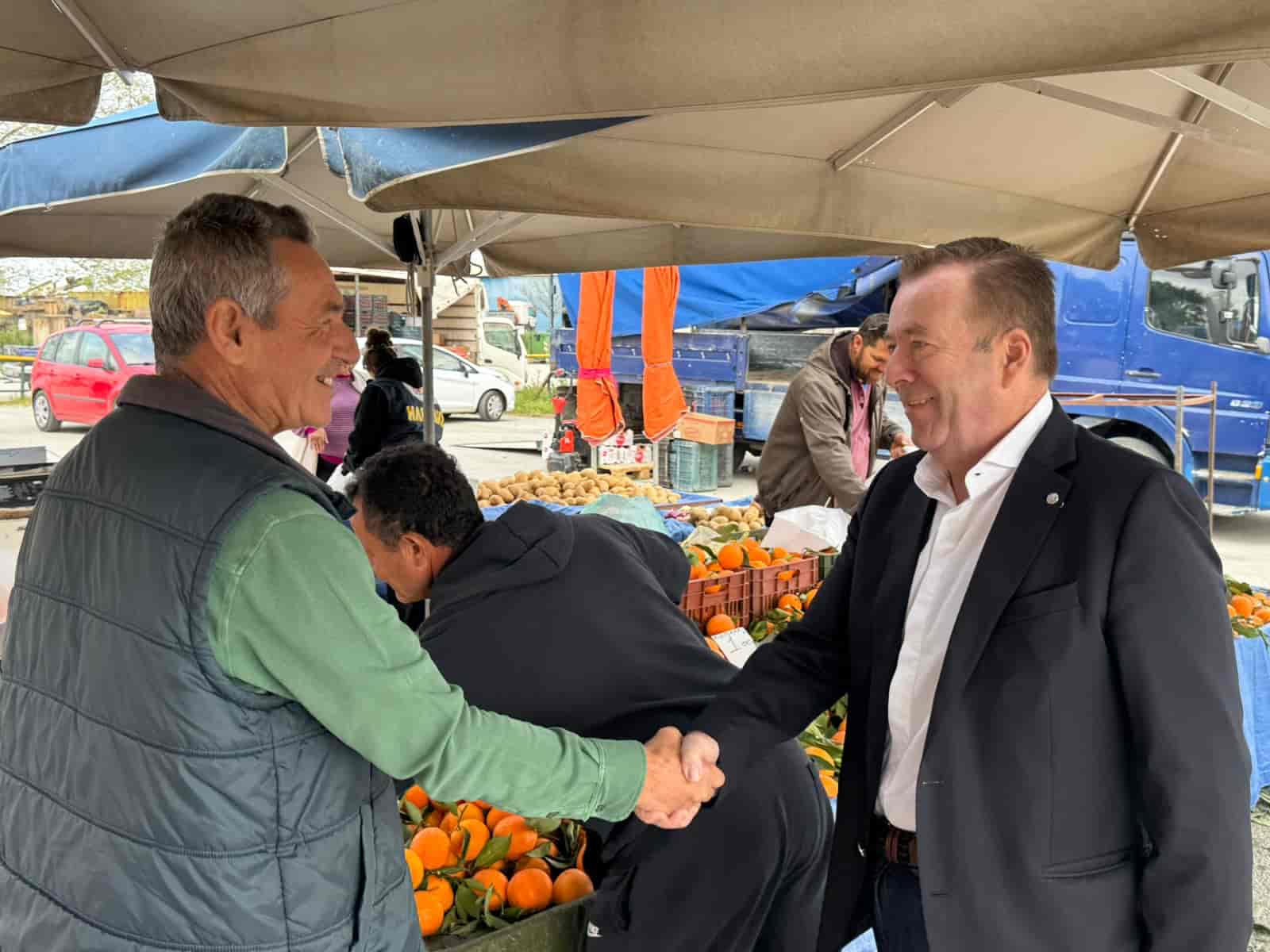 Στα Φάρσαλα βρέθηκε την Τρίτη ο βουλευτής Λάρισας του ΣΥΡΙΖΑ – Προοδευτική Συμμαχία κ. Βασίλης Κόκκαλης, πραγματοποιώντας σειρά επαφών με πολίτες και φορείς της περιοχής, με αιχμή τα ζητήματα ακρίβειας, αγροτικής παραγωγής και υγειονομικών υπηρεσιών.
Ο κ. Κόκκαλης επισκέφθηκε αρχικά τη λαϊκή αγορά, όπου συνομίλησε με καταναλωτές και επαγγελματίες, καταγράφοντας την έντονη ανησυχία που επικρατεί για τη συνεχιζόμενη αύξηση των τιμών σε βασικά αγαθά. Οι πολίτες περιέγραψαν την καθημερινότητα ως ολοένα και πιο πιεστική, με την ακρίβεια να επηρεάζει άμεσα το διαθέσιμο εισόδημα και την αγοραστική τους δυνατότητα.
Στη συνέχεια, είχε συνάντηση με στελέχη του συνεταιρισμού «Φαρσάλων Γη», καθώς και με αγρότες της περιοχής. Στο επίκεντρο βρέθηκαν οι καθυστερήσεις στις πληρωμές, οι χαμηλές τιμές διάθεσης των προϊόντων, το υψηλό κόστος παραγωγής και το γενικότερο κλίμα αβεβαιότητας στον πρωτογενή τομέα. Ιδιαίτερη αναφορά έγινε και στις εξελίξεις γύρω από το σκάνδαλο του ΟΠΕΚΕΠΕ, με τους παραγωγούς να εκφράζουν την αγανάκτησή τους για τις αποκαλύψεις.
Ο Λαρισαίος βουλευτής επισκέφθηκε επίσης τον χώρο όπου στεγαζόταν παλαιότερα τραπεζικό υποκατάστημα και πλέον λειτουργεί προσωρινά το Κέντρο Υγείας Φαρσάλων, λόγω εργασιών στις κτηριακές εγκαταστάσεις της οδού Καναδά. Εκεί είχε συνομιλία με εργαζόμενους, οι οποίοι εξέφρασαν προβληματισμό για τον τρόπο με τον οποίο έγινε η μεταφορά, επισημαίνοντας ότι υλοποιήθηκε με προχειρότητα, χωρίς πλήρη μετακίνηση όλων των υπηρεσιών και χωρίς σαφές χρονοδιάγραμμα ολοκλήρωσης.
Σε δήλωσή του, ο κ. Κόκκαλης υπογράμμισε: «Η εικόνα που συνάντησα σήμερα στα Φάρσαλα αποτυπώνει μια κοινωνία που πιέζεται από την ακρίβεια και έναν πρωτογενή τομέα που αισθάνεται εγκαταλελειμμένος. Παράλληλα, στον κρίσιμο τομέα της υγείας, απαιτείται σοβαρός σχεδιασμός και όχι πρόχειρες λύσεις. Τα Φάρσαλα αξίζουν περισσότερα και κυρίως μία πρωτοβάθμια φροντίδα υγείας υψηλού επιπέδου, με πλήρεις υπηρεσίες και αξιοπρεπείς συνθήκες για εργαζόμενους και πολίτες».
