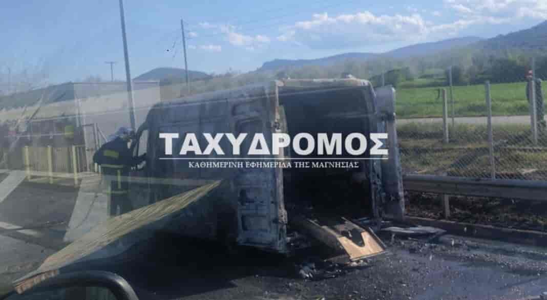 Στις φλόγες τυλίχτηκε ασθενοφόρο του ΕΚΑΒ που παρουσίασε βλάβη στην ΠΑΘΕ στο ύψος της Σούρπης