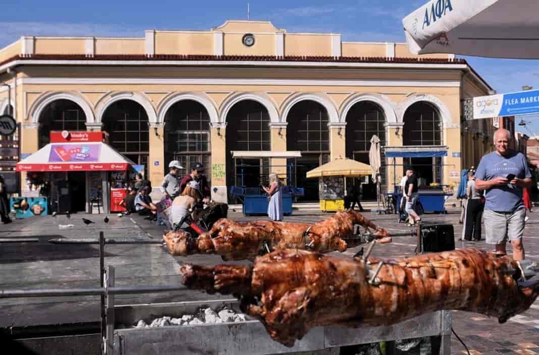 Πασχαλινό γλέντι στο Μοναστηράκι: Στήθηκαν περισσότερες από 150 σούβλες