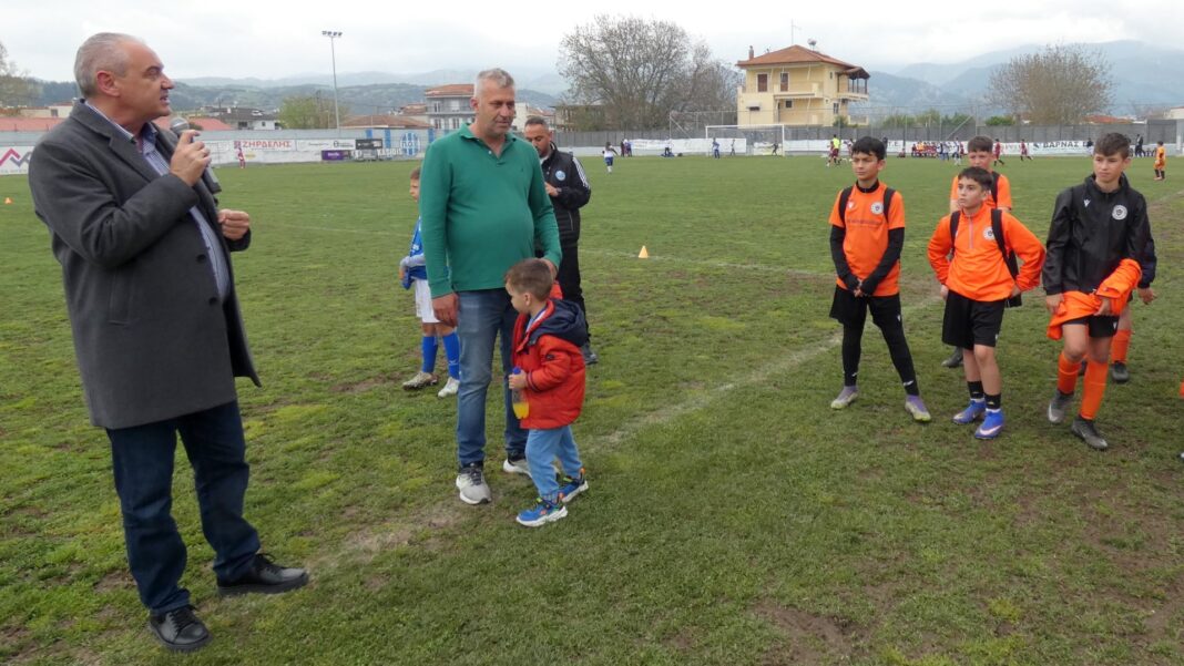 Με μεγάλη επιτυχία ολοκληρώθηκε το 1ο Τουρνουά «Ολυμπιώτισσα Cup» στην Ελασσόνα – Συνδιοργανωτής ο Δήμος Ελασσόνας Με ιδιαίτερη επιτυχία και με κεντρικό μήνυμα τις αξίες της ευγενούς άμιλλας, της συνεργασίας και της συμμετοχής, ολοκληρώθηκε στην Ελασσόνα το 1ο Τουρνουά «Ολυμπιώτισσα Cup», μια μεγάλη αθλητική διοργάνωση που αποτέλεσε πραγματική γιορτή για τη νεολαία και τον αθλητισμό. Το τουρνουά διοργανώθηκε από τον ΠΟΕ, με τη στήριξη του Δήμου Ελασσόνας και της Περιφέρειας Θεσσαλίας, συγκεντρώνοντας εκατοντάδες παιδιά από κάθε γωνιά της Ελλάδας στα γήπεδα της περιοχής. Πέρα από τον αγωνιστικό του χαρακτήρα, το «Ολυμπιώτισσα Cup» ανέδειξε τη βαθύτερη ουσία του αθλητισμού, προσφέροντας πολύτιμα μηνύματα ζωής στους νεαρούς αθλητές. Ο σεβασμός στον αντίπαλο, η ομαδικότητα, η πειθαρχία και η χαρά της συμμετοχής αποτέλεσαν τα βασικά χαρακτηριστικά της διοργάνωσης, ενισχύοντας την πεποίθηση πως η μεγαλύτερη νίκη βρίσκεται στην προσπάθεια, στη διαμόρφωση χαρακτήρα και στη δημιουργία ισχυρών δεσμών φιλίας μέσα από το παιχνίδι. Η Ελασσόνα απέδειξε για ακόμη μία φορά ότι διαθέτει τις κατάλληλες αθλητικές υποδομές, αλλά και τη φιλοξενία που απαιτείται για τη διοργάνωση σημαντικών αθλητικών γεγονότων, δίνοντας χώρο και προοπτική στη νέα γενιά να αναπτυχθεί σωματικά, πνευματικά και κοινωνικά. Σε δήλωσή του, ο Αντιδήμαρχος Αθλητισμού του Δήμου Ελασσόνας, κ. Ιωάννης Δραγατσίκης, ανέφερε: «Η ολοκλήρωση του “Ολυμπιώτισσα Cup” μας γεμίζει με αισιοδοξία και ικανοποίηση επιβεβαιώνοντας, ότι ο αθλητισμός αποτελεί το σημαντικότερο εργαλείο διαπαιδαγώγησης. Ως Δημοτική Αρχή, σε συνεργασία με την Περιφέρεια Θεσσαλίας, στηρίξαμε έμπρακτα αυτή την αξιόλογη πρωτοβουλία του ΠΟΕ γιατί πιστεύουμε βαθιά ότι η αθλητική άμιλλα δεν είναι απλώς μια έννοια, αλλά στάση ζωής. Θέλουμε οι νέοι αθλητές να φεύγουν από την Ελασσόνα όχι μόνο με όμορφες αναμνήσεις ή μια διάκριση, αλλά με την πεποίθηση ότι ο αθλητισμός είναι ένας δρόμος που οδηγεί στη βελτίωση, στην αυτογνωσία και στη διαμόρφωση καλύτερων ανθρώπων. Θερμά συγχαρητήρια σε όλους τους συντελεστές της διοργάνωσης και ιδιαίτερα στους γονείς και τους προπονητές που στηρίζουν καθημερινά τα όνειρα αυτών των παιδιών. Ως Δήμος Ελασσόνας θα συνεχίσουμε να επενδύουμε σε δράσεις που προάγουν τον αθλητισμό, τον πολιτισμό και τιμούν τον τόπο μας».