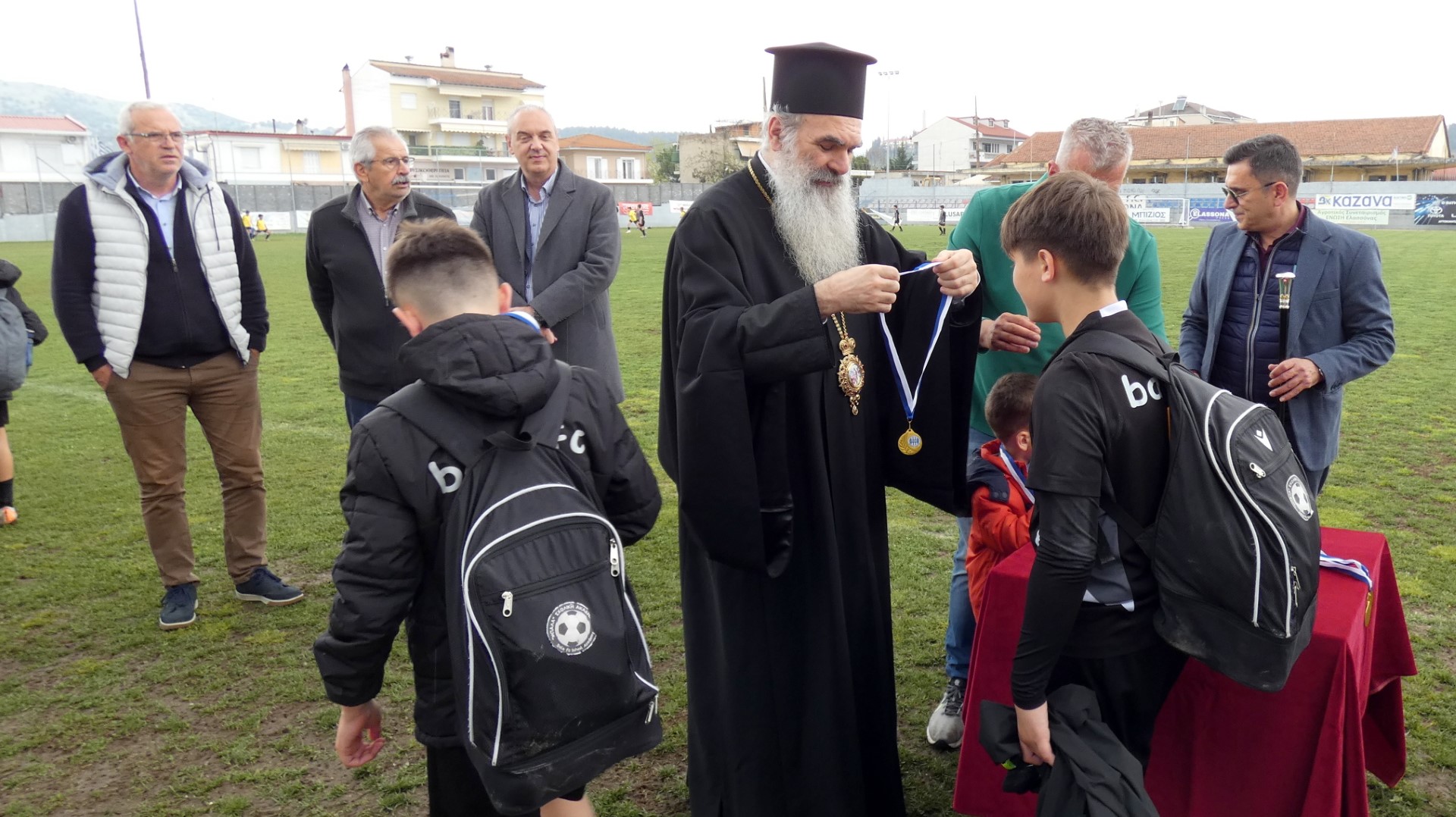 Με μεγάλη επιτυχία ολοκληρώθηκε το 1ο Τουρνουά «Ολυμπιώτισσα Cup» στην Ελασσόνα – Συνδιοργανωτής ο Δήμος ΕλασσόναςΜε ιδιαίτερη επιτυχία και με κεντρικό μήνυμα τις αξίες της ευγενούς άμιλλας, της συνεργασίας και της συμμετοχής, ολοκληρώθηκε στην Ελασσόνα το 1ο Τουρνουά «Ολυμπιώτισσα Cup», μια μεγάλη αθλητική διοργάνωση που αποτέλεσε πραγματική γιορτή για τη νεολαία και τον αθλητισμό.
Το τουρνουά διοργανώθηκε από τον ΠΟΕ, με τη στήριξη του Δήμου Ελασσόνας και της Περιφέρειας Θεσσαλίας, συγκεντρώνοντας εκατοντάδες παιδιά από κάθε γωνιά της Ελλάδας στα γήπεδα της περιοχής.
Πέρα από τον αγωνιστικό του χαρακτήρα, το «Ολυμπιώτισσα Cup» ανέδειξε τη βαθύτερη ουσία του αθλητισμού, προσφέροντας πολύτιμα μηνύματα ζωής στους νεαρούς αθλητές. Ο σεβασμός στον αντίπαλο, η ομαδικότητα, η πειθαρχία και η χαρά της συμμετοχής αποτέλεσαν τα βασικά χαρακτηριστικά της διοργάνωσης, ενισχύοντας την πεποίθηση πως η μεγαλύτερη νίκη βρίσκεται στην προσπάθεια, στη διαμόρφωση χαρακτήρα και στη δημιουργία ισχυρών δεσμών φιλίας μέσα από το παιχνίδι.
Η Ελασσόνα απέδειξε για ακόμη μία φορά ότι διαθέτει τις κατάλληλες αθλητικές υποδομές, αλλά και τη φιλοξενία που απαιτείται για τη διοργάνωση σημαντικών αθλητικών γεγονότων, δίνοντας χώρο και προοπτική στη νέα γενιά να αναπτυχθεί σωματικά, πνευματικά και κοινωνικά.
Σε δήλωσή του, ο Αντιδήμαρχος Αθλητισμού του Δήμου Ελασσόνας, κ. Ιωάννης Δραγατσίκης, ανέφερε: «Η ολοκλήρωση του “Ολυμπιώτισσα Cup” μας γεμίζει με αισιοδοξία και ικανοποίηση επιβεβαιώνοντας, ότι ο αθλητισμός αποτελεί το σημαντικότερο εργαλείο διαπαιδαγώγησης. Ως Δημοτική Αρχή, σε συνεργασία με την Περιφέρεια Θεσσαλίας, στηρίξαμε έμπρακτα αυτή την αξιόλογη πρωτοβουλία του ΠΟΕ γιατί πιστεύουμε βαθιά ότι η αθλητική άμιλλα δεν είναι απλώς μια έννοια, αλλά στάση ζωής. Θέλουμε οι νέοι αθλητές να φεύγουν από την Ελασσόνα όχι μόνο με όμορφες αναμνήσεις ή μια διάκριση, αλλά με την πεποίθηση ότι ο αθλητισμός είναι ένας δρόμος που οδηγεί στη βελτίωση, στην αυτογνωσία και στη διαμόρφωση καλύτερων ανθρώπων. Θερμά συγχαρητήρια σε όλους τους συντελεστές της διοργάνωσης και ιδιαίτερα στους γονείς και τους προπονητές που στηρίζουν καθημερινά τα όνειρα αυτών των παιδιών. Ως Δήμος Ελασσόνας θα συνεχίσουμε να επενδύουμε σε δράσεις που προάγουν τον αθλητισμό, τον πολιτισμό και τιμούν τον τόπο μας».
