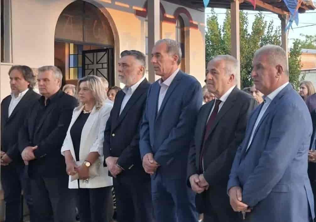 Θρησκευτικές και Πολιτιστικές εκδηλώσεις πραγματοποιήθηκαν στο Αρμένιο, στον Κάμπο και στα Άνω Βούναινα του Δήμου Κιλελέρ προς τιμήν των Αγίων Κωνσταντίνου και Ελένης.
Στο Αρμένιο εψάλη πανηγυρικός Εσπερινός με Αρτοκλασία και Θείο Κήρυγμα και ακολούθησε η περιφορά της Ιεράς Εικόνας. Στην πλατεία μετά τις θρησκευτικές τελετές έγιναν και πολιτιστικές εκδηλώσεις όπου εμφανίστηκαν τα παραδοσιακά χορευτικά συγκροτήματα του Πολιτιστικού Συλλόγου Αρμενίου «Άνθιμος Γαζής.
Στο σύντομο χαιρετισμό που απηύθυνε ο Δήμαρχος Κιλελέρ Θανάσης Νασιακόπουλος τόνισε ότι «ο Δήμος Κιλελέρ αναδεικνύει με τις ενέργειες του τις θρησκευτικές εορτές που τονώνουν το χριστιανικό αίσθημα των κατοίκων των τοπικών κοινοτήτων και στηρίζει με κάθε τρόπο τις πολιτιστικές εκδηλώσεις που διοργανώνουν οι κατά τόπους πολιτιστικοί σύλλογοι. Κι αυτό γιατί είναι αναγκαίο οι δημότες να στηριχθούν, εκτός των άλλων, τόσο στη χριστιανική πίστη όσο και στην παράδοση της πατρίδας μας».
Στις θρησκευτικές και πολιτιστικές εκδηλώσεις που πραγματοποιήθηκαν υπό την αιγίδα της Αντιδημαρχίας Πολιτισμού του Δήμου Κιλελέρ και των τοπικών κοινοτήτων παραβρέθηκαν η Αντιπεριφερειάρχης Αν. Κομήτσα, οι Αντιδήμαρχοι Σ. Θεοχαρόπουλος, Σ. Λαδοπούλου – Χατζητζομπάνη, Απ. Μαξιμιάδης, Σ. Νταφόπουλος και Ε. Παπαγιαννούλης, ο Πρόεδρος της ΔΕΥΑΚ Αχ. Βαρδακούλης, οι Δημοτικοί Σύμβουλοι Σ. Καλέτσιος και Κ. Φιλιππούλης, οι Πρόεδροι των Τ.Κ. Χ. Βεργής, Κ. Κολοβός, Γ. Νανούλη, Β. Σβερώνη και Κ. Τσιαγκλάνης, ο Πρόεδρος του Συλλόγου Διδασκάλων ν. Λάρισας Δ. Παπαποστόλου και πιστοί των ενοριών.