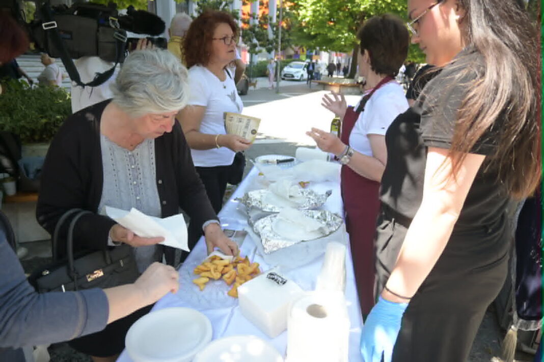 pontiaki gastronomia (6) Ποντιακά εδέσματα δοκίμασαν οι Λαρισαίοι στην Κεντρική πλατεία (ΒΙΝΤΕΟ & ΦΩΤΟ)