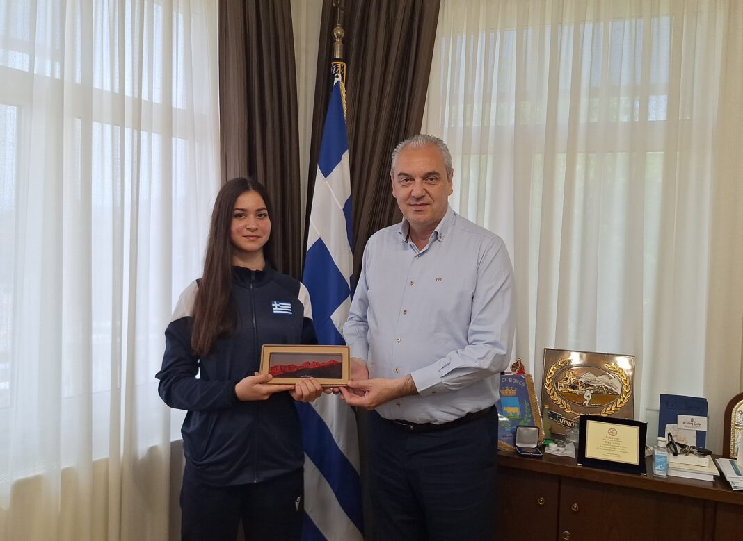 Στο Δημαρχείο Ελασσόνας η χρυσή πρωταθλήτρια Ελλάδος και διεθνής αθλήτρια ταεκβοντό Μαργαρίτα Δαγκλή