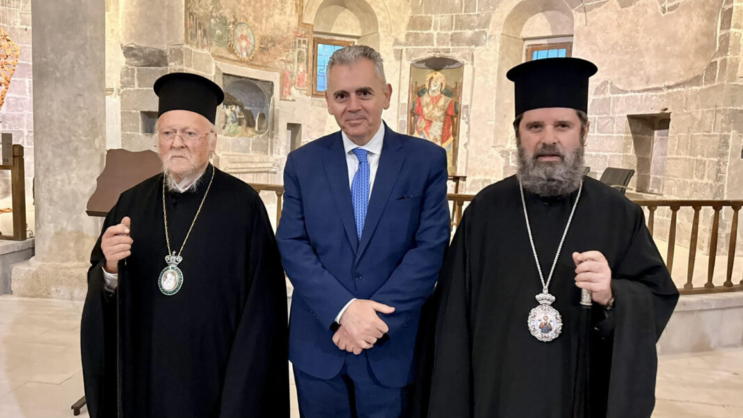 Μ. Χαρακόπουλος με Οικουμενικό Πατριάρχη και Αρχιεπίσκοπο Αλβανίας στην Καππαδοκία