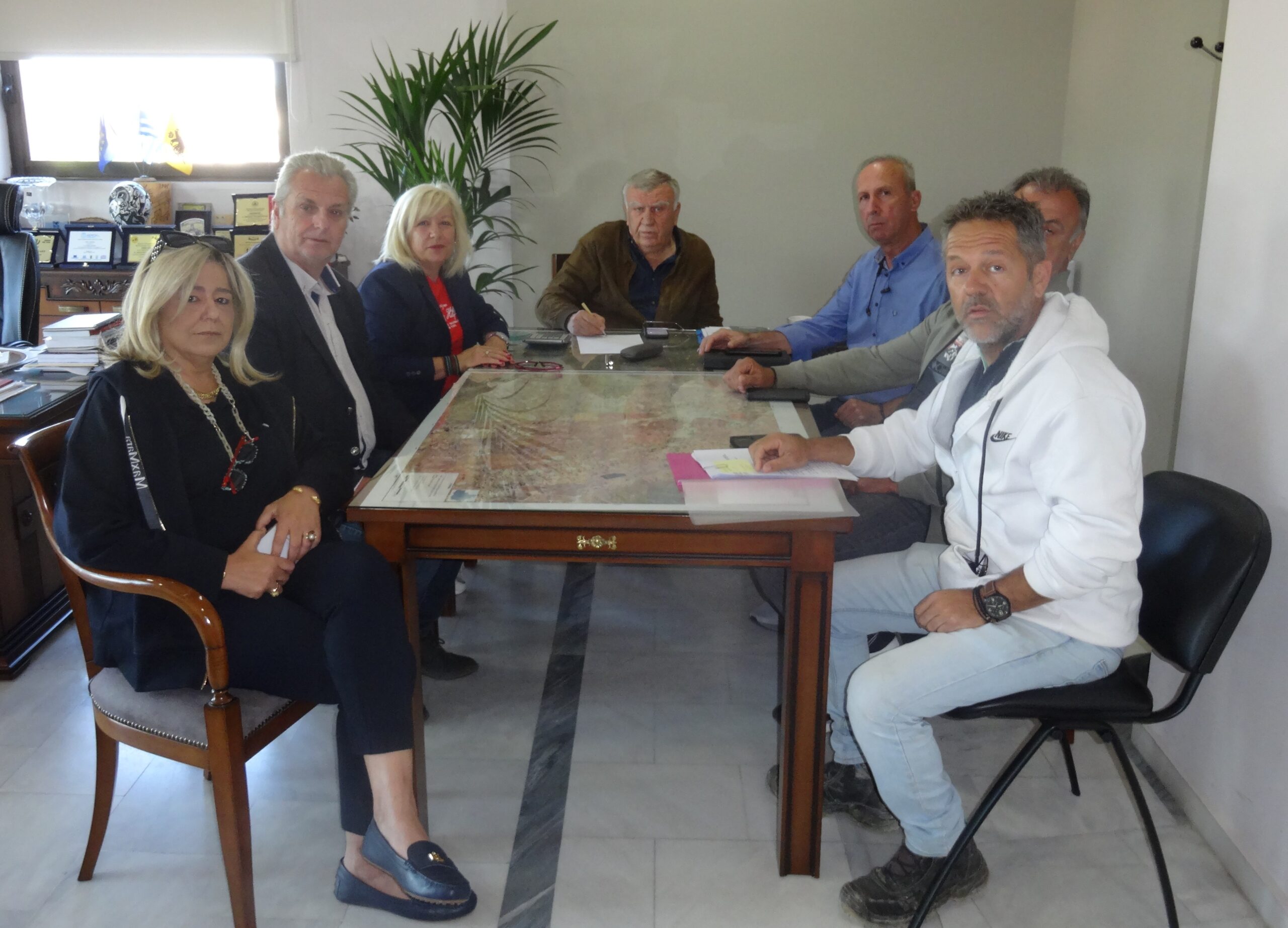 Υπογράφτηκε η σύμβαση και ξεκίνησαν οι εργασίες ασφαλτόστρωσης οδών σε Νέα Λεύκη και Νέες Καρυές»