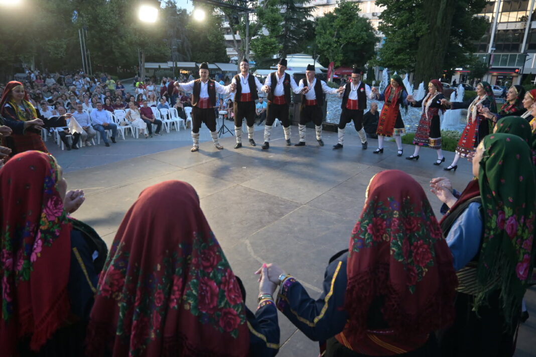 Festival paradosiakon xoron 7 Λάρισα: Μια βραδιά γεμάτη χορό και παράδοση στο 5ο Πανελλήνιο Φεστιβάλ Ελληνικών Παραδοσιακών Χορών