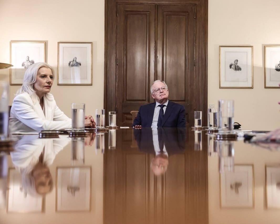 2(1) Συνάντηση της Γενικής Γραμματέως της Αποκεντρωμένης Διοίκησης Θεσσαλίας – Στερεάς Ελλάδας, Ρένας Καραλαριώτου, με τον Πρόεδρο της Δημοκρατίας, Κωνσταντίνο Τασούλα