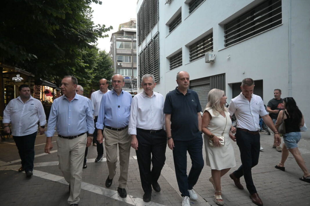 Στο κέντρο της Λάρισας ο Κωστής Χατζηδάκης - Συνομίλησε με πολίτες (ΦΩΤΟ)