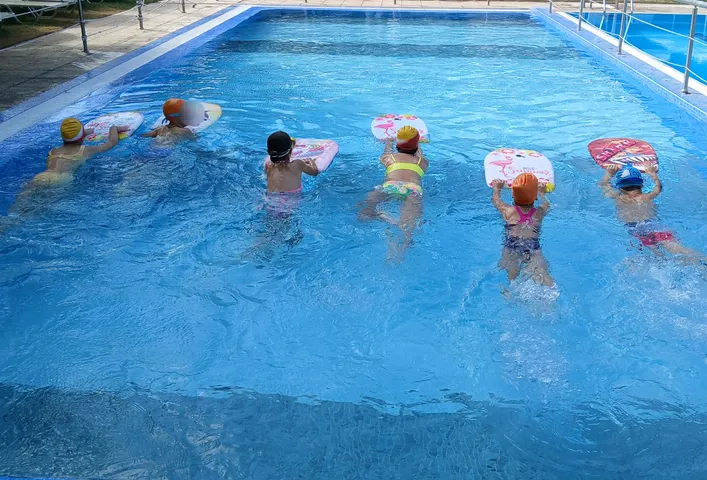 pisina kataskinosi stin poli (5) Προγράμματα κολύμβησης για τους μικρούς κατασκηνωτές της «Κατασκήνωσης στην Πόλη 2026»