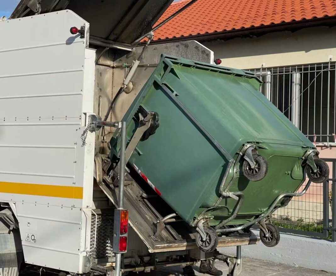 kados skoupidia Πλύσιμο πράσινων κάδων σε περιοχές του Δήμου Τυρνάβου