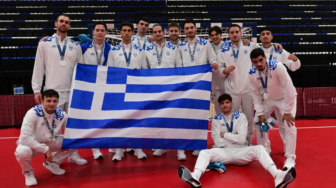 7071446 Ιστορικό μετάλλιο για την εθνική χάντμπολ στους Μεσογειακούς Αγώνες: Ηττήθηκε στον τελικό απ' την Αίγυπτο και κατέκτησε το Ασημένιο