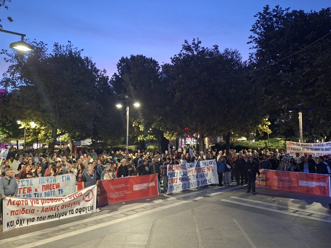 Με συμμετοχή απ' όλη τη Θεσσαλία το Αντιπολεμικό συλλαλητήριο στην Κεντρική Πλατεία