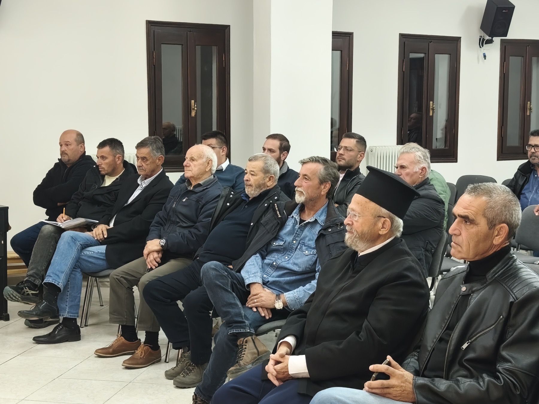 Με το Δαμάσι ξεκίνησε ο νέος κύκλος Λαϊκών Συνελεύσεων στο Δήμο
Τυρνάβου– Συζητάμε, διεκδικούμε, συνδιαμορφώνουμε το μέλλον του τόπου
μας
Με την πρώτη Λαϊκή Συνέλευση στο Δαμάσι, την Τρίτη 27 Οκτωβρίου, ο Δήμος
Τυρνάβου άνοιξεέναν νέο κύκλο συναντήσεων και ουσιαστικού διαλόγου με
τους κατοίκους των χωριών και των πόλεων του Δήμου, που θα συνεχιστεί το
επόμενο διάστημα. Στόχος είναι οι τοπικές κοινωνίες να βγουν στο
προσκήνιο, να αναδείξουν τις ανάγκες τους, να διεκδικήσουν λύσεις και να
συμβάλουν στη διαμόρφωση προτεραιοτήτων για τον τόπο τους.
Η Λαϊκή Συνέλευση πραγματοποιήθηκε στην αίθουσα του Δελήχειου
Πνευματικού Κέντρου Δαμασίου, με τη συμμετοχή κατοίκων, του δημάρχου
Τυρνάβου Στέλιου Τσικριτσή, του Προέδρου του Δημοτικού Συμβουλίου
Παναγιώτη Χατζηκράχτη, του προέδρου της Κοινότητας Δαμασίου,
αντιδημάρχων, καθώς και δημοτικών και κοινοτικών συμβούλων. Η συμμετοχή
κρίνεται ικανοποιητική, ωστόσο τα μεγάλα και σύνθετα προβλήματα που
αντιμετωπίζει το χωριό, όπως και η ανάγκη να ενισχυθεί η συλλογική
διεκδίκηση, καθιστούν αναγκαία την ακόμη πιο ενεργή παρουσία των
κατοίκων σε κάθε τέτοια διαδικασία.
Η πρωτοβουλία αυτή εντάσσεται στην προσπάθεια της δημοτικής αρχής να
βρίσκεται σε άμεση επαφή με τους κατοίκους, να ακούει τις παρατηρήσεις
και τις προτάσεις τους, να ενημερώνει για όσα έχουν γίνει και όσα
σχεδιάζονται, αλλά και να αναδεικνύει τις πολιτικές και οικονομικές
συνθήκες μέσα στις οποίες καλείται να λειτουργήσει ένας δήμος, με
αυξημένες αρμοδιότητες, περιορισμένους πόρους και σοβαρές ελλείψεις σε
προσωπικό.
Στο επίκεντρο οι σεισμόπληκτοι και οι ανοιχτές πληγές του σεισμού
Ιδιαίτερη αναφορά στην εισήγησή του έκανε ο δήμαρχος Τυρνάβου Στέλιος
Τσικριτσής στους σεισμόπληκτους του Δαμασίου, πεντέμισι και πλέον χρόνια
μετά τον καταστροφικό σεισμό της 3ης Μαρτίου 2021. Όπως τόνισε, η
επιλογή του Δαμασίου για την έναρξη των Λαϊκών Συνελεύσεων δεν είναι
τυχαία, καθώς πρόκειται για το χωριό που βρέθηκε στο επίκεντρο της
καταστροφής και εξακολουθεί να βιώνει τις συνέπειές της.
Παρά το χρονικό διάστημα που έχει περάσει, υπάρχουν ακόμη οικογένειες
που διαμένουν σε κοντέινερ, ενώ πολλοί σεισμόπληκτοι αδυνατούν να
ολοκληρώσουν την αποκατάσταση των κατοικιών τους, εξαιτίας του αυξημένου
κόστους κατασκευής, των καθυστερήσεων και των εμποδίων στην καταβολή των
προβλεπόμενων ενισχύσεων.
Ο δήμαρχος ανέδειξε το πρόβλημα της στεγαστικής συνδρομής, η οποία δεν
ανταποκρίνεται στο σημερινό πραγματικό κόστος κατασκευής, καθώς και τις
δυσκολίες που αντιμετωπίζουν δικαιούχοι για την καταβολή της τελευταίας
δόσης, όταν απαιτείται η ολοκλήρωση εργασιών που οι ίδιοι αδυνατούν
οικονομικά να καλύψουν.
Όπως χαρακτηριστικά υπογράμμισε, «δεν μπορεί να θεωρείται κανονικότητα,
πέντε και πλέον χρόνια μετά τον σεισμό, να υπάρχουν ακόμη άνθρωποι σε
κοντέινερ και οικογένειες που αδυνατούν να ολοκληρώσουν τα σπίτια τους».
Επανέλαβε δε, την ανάγκη να προχωρήσει η αποκατάσταση με ευθύνη του
κράτους, με επαρκή χρηματοδότηση και με μέτρα που θα ανταποκρίνονται
στις πραγματικές ανάγκες των πληγέντων. Παράλληλα, αναδείχθηκε η ανάγκη
να ενεργοποιηθεί ξανά η Επιτροπή Σεισμόπληκτων, ώστε οι ίδιοι οι
πληγέντες, συλλογικά και οργανωμένα, να διεκδικήσουν την επίλυση των
προβλημάτων τους, με τη στήριξη της δημοτικής αρχής.
Στο ίδιο πλαίσιο, ο δήμαρχος αναφέρθηκε στις καταστροφές από τις
πλημμύρες του Daniel και τις έντονες χαλαζοπτώσεις, αλλά και στα
προβλήματα που εξακολουθούν να αντιμετωπίζουν αγρότες και κτηνοτρόφοι
της περιοχής. Υπογράμμισε ότι απαιτούνται ουσιαστικές αποζημιώσεις για
τις ζημιές στην παραγωγή, στο φυτικό και ζωικό κεφάλαιο και στο εισόδημα
των παραγωγών, ώστε να μπορέσουν να συνεχίσουν να καλλιεργούν και να
ζουν από τη δουλειά τους.
Οι ανάγκες των κατοίκων απέναντι στην υποχρηματοδότηση των δήμων
Κεντρικό σημείο της εισήγησης αποτέλεσε η κατάσταση που διαμορφώνεται
στην Τοπική Διοίκηση, μέσα από το θεσμικό και οικονομικό πλαίσιο που
επιβάλλει όλο και περισσότερες υποχρεώσεις στους δήμους, χωρίς την
αντίστοιχη εξασφάλιση των αναγκαίων πόρων και του προσωπικού.
Ο Στέλιος Τσικριτσής ανέδειξε τις συνέπειες της υποχρηματοδότησης, της
υποστελέχωσης και της αύξησης του ενεργειακού και λειτουργικού κόστους,
που περιορίζουν τις δυνατότητες των δήμων να ανταποκριθούν στις
σύγχρονες ανάγκες των κατοίκων. Αναφέρθηκε, επίσης, στις δυσκολίες που
δημιουργούνται από την ανάληψη πρόσθετων αρμοδιοτήτων, όπως η συντήρηση
των σχολικών κτιρίων, χωρίς επαρκή κρατική χρηματοδότηση.
Όπως σημείωσε, οι ανάγκες για ασφαλή σχολεία, αντισεισμική προστασία,
σύγχρονες υποδομές, πολιτική προστασία, αθλητισμό, πολιτισμό και
κοινωνικές υπηρεσίες δεν μπορούν να εξαρτώνται από τις περιορισμένες
οικονομικές δυνατότητες κάθε δήμου.
Υπογράμμισε ότι η λύση δεν μπορεί να είναι η συνεχής μεταφορά του
κόστους στους δημότες, μέσα από αυξήσεις τελών και ενίσχυση της
ανταποδοτικότητας. Αντίθετα, απαιτείται σταθερή και επαρκής κρατική
χρηματοδότηση, μόνιμο προσωπικό και έργα που να σχεδιάζονται με βάση τις
πραγματικές ανάγκες των τοπικών κοινωνιών.
Ιδιαίτερη αναφορά έγινε στο ζήτημα του νερού, με τον δήμαρχο να
επισημαίνει ότι το νερό αποτελεί κοινωνικό αγαθό και όχι εμπόρευμα. Η
ανάγκη για φθηνό και ποιοτικό νερό, για συντήρηση και αναβάθμιση των
δικτύων ύδρευσης και για στήριξη των νοικοκυριών δεν μπορεί να
αντιμετωπίζεται αποκλειστικά με εισπρακτικούς μηχανισμούς και πρόσθετα
βάρη στους καταναλωτές.
Είναι χαρακτηριστικό ότι σε αυτή τη κατεύθυνση, η δημοτική αρχή διατηρεί
σταθερά τα δημοτικά τέλη για τη συντριπτική πλειοψηφία των δημοτών, παρά
την αύξηση των λειτουργικών δαπανών. Όπως αναφέρθηκε, τα τέλη κατά βάση
παραμένουν σταθερά για τις μικρές επιχειρήσεις και τα νοικοκυριά, σε
αντίθεση με άλλους δήμους και παράλληλα, θεσπίστηκαν 13 κατηγορίες
απαλλαγών ή μειώσεων για ευάλωτες κοινωνικές ομάδες.
Στόχος παραμένει η προστασία των λαϊκών νοικοκυριών και η διατήρηση
χαμηλών επιβαρύνσεων, χωρίς να αποκρύπτονται οι πραγματικές οικονομικές
δυσκολίες που αντιμετωπίζουν οι δημοτικές υπηρεσίες.
«Οι ανάγκες των ανθρώπων δεν μπορούν να μπαίνουν σε δεύτερη μοίρα ούτε
να αντιμετωπίζονται ως κόστος», τόνισε ο δήμαρχος, υπογραμμίζοντας ότι η
δημοτική αρχή θα συνεχίσει να αναδεικνύει τα προβλήματα και να διεκδικεί
τους αναγκαίους πόρους, σε συνεργασία με τους κατοίκους και τους φορείς
της περιοχής.
Συγκεκριμένες παρεμβάσεις και έργα στο Δαμάσι
Παρουσιάζοντας το έργο που έχει υλοποιηθεί στο Δαμάσι, αλλά και τον
σχεδιασμό για το επόμενο διάστημα, ο δήμαρχος αναφέρθηκε σε παρεμβάσεις
που αφορούν τις υποδομές, την καθημερινότητα, την αγροτική παραγωγή, τον
αθλητισμό, τον πολιτισμό και την κοινωνική στήριξη.
Στο Δελήχειο Πνευματικό Κέντρο ολοκληρώθηκε η ανακατασκευή του χώρου,
ώστε να μπορεί να εξυπηρετεί τις ανάγκες της κοινότητας και να φιλοξενεί
εκδηλώσεις και δραστηριότητες των κατοίκων.
Στο οδικό δίκτυο πραγματοποιήθηκαν ασφαλτοστρώσεις σε πέντε δρόμους,
συνολικής έκτασης περίπου 16.000 τετραγωνικών μέτρων, που αντιστοιχούν
σε περίπου πέντε χιλιόμετρα οδικού δικτύου. Παρεμβάσεις έγιναν, επίσης,
στην πλατεία του χωριού, με εργασίες συντήρησης στις πλακοστρώσεις και
στα φωτιστικά.
Στο κοιμητήριο του Δαμασίου διατέθηκαν 50.000 ευρώ από ίδιους πόρους του
Δήμου για τσιμεντοστρώσεις, περίφραξη, εργασίες στους τάφους και
γενικότερη βελτίωση του χώρου. Στον προγραμματισμό περιλαμβάνεται και η
κατασκευή οστεοφυλακίων.
Σε ό,τι αφορά τα επικίνδυνα και ετοιμόρροπα κτίρια από τον σεισμό, έχουν
πραγματοποιηθεί εννέα κατεδαφίσεις, ενώ εκκρεμούν ακόμη έντεκα. Η
δημοτική αρχή επιδιώκει να ξεπεραστούν τα εμπόδια με το ΔΕΔΔΗΕ, με
προτεραιότητα την ασφάλεια των κατοίκων.
Παράλληλα, πραγματοποιήθηκε παρέμβαση στο γήπεδο του χωριού με την
αντικατάσταση του υπόγειου καλωδίου τροφοδοσίας του φωτισμού. Για το
επόμενο διάστημα σχεδιάζεται η δημιουργία ανοιχτού χώρου αναψυχής στην
είσοδο του Δαμασίου, προϋπολογισμού 72.000 ευρώ, καθώς και η κατασκευή
γηπέδου ποδοσφαίρου 5x5, προϋπολογισμού 35.000 ευρώ, με στόχο την
ενίσχυση των δυνατοτήτων άθλησης και ψυχαγωγίας, ιδιαίτερα για τη
νεολαία.
Αγροτική οδοποιία και στήριξη της παραγωγής
Με δεδομένο τον σημαντικό ρόλο της αγροτικής και κτηνοτροφικής
δραστηριότητας στην περιοχή, ιδιαίτερη αναφορά έγινε στις παρεμβάσεις
για τη βελτίωση του αγροτικού οδικού δικτύου.
Όπως παρουσιάστηκε, για παρεμβάσεις που συνδέονται με τις ζημιές του
Daniel εξασφαλίστηκαν 300.000 ευρώ από το Υπουργείο Εσωτερικών και
120.000 ευρώ από την Περιφέρεια Θεσσαλίας, ενώ διατέθηκαν 220.000 ευρώ
από ίδιους πόρους του Δήμου και πραγματοποιήθηκε προμήθεια υλικών ύψους
250.000 ευρώ.
Οι παρεμβάσεις αυτές συνέβαλαν στην αποκατάσταση και ανακατασκευή
τμημάτων του αγροτικού δικτύου, χωρίς να σημαίνει ότι έχουν
αντιμετωπιστεί όλα τα προβλήματα. Από τηδημοτική αρχή θα συνεχιστεί η
διεκδίκησηπρόσθετων χρηματοδοτήσεων, καθώς η πρόσβαση στα χωράφια και η
δυνατότητα μεταφοράς της παραγωγής αποτελούν βασικές προϋποθέσεις για τη
δουλειά των αγροτών.
Επιπλέον, αναμένεται χρηματοδότηση 200.000 ευρώ από το Υπουργείο
Πολιτικής Προστασίας, στο πλαίσιο των αναγκών που προέκυψαν από την
πυρκαγιά και της ενίσχυσης της πυροπροστασίας, με στόχο να αξιοποιηθεί
για νέες παρεμβάσεις μέσα στο 2027.
Η Αντιπλημμυρική προστασία στο επίκεντρο
Ξεχωριστή θέση στη συζήτηση είχε το ζήτημα της αντιπλημμυρικής θωράκισης
του Δαμασίου και ειδικότερα η ανάγκη ολοκληρωμένης αντιμετώπισης των
κινδύνων που συνδέονται με τη Γαλογαύρα.
Όπως έγινε γνωστό, η δημοτική αρχή θα διεκδικήσει την υλοποίηση των
αναγκαίων έργων αντιπλημμυρικής προστασίας, δρομολογώντας τις
διαδικασίες για την εκπόνηση νέας μελέτης. Για τον σκοπό αυτό, θα
ενταχθεί στον προϋπολογισμό του Δήμου για το 2027 η χρηματοδότηση της
σχετικής μελέτης, ώστε να διαμορφωθεί η αναγκαία τεχνική βάση για τη
διεκδίκηση χρηματοδότησης και την προώθηση σημαντικών έργων προστασίας
του οικισμού, των περιουσιών και της ζωής των κατοίκων.
Η παρέμβαση αυτή αποτελεί κρίσιμο ζήτημα για την ασφάλεια του χωριού και
εντάσσεται στην ευρύτερη ανάγκη ενίσχυσης των υποδομών πολιτικής
προστασίας, ιδιαίτερα σε μια περιοχή που έχει δοκιμαστεί από
καταστροφικά καιρικά φαινόμενα.
Καθαριότητα, πολιτισμός, αθλητισμός και κοινωνική στήριξη
Στη συνέλευση παρουσιάστηκε, επίσης, η προσπάθεια ενίσχυσης των
δημοτικών υπηρεσιών που είναι επιφορτισμένες με την καθαριότητα, το
πράσινο και τη συντήρηση των κοινόχρηστων χώρων.
Από το 2024 ενισχύθηκε το προσωπικό του αμαξοστασίου με νέες μόνιμες
προσλήψεις οδηγών, εργατών καθαριότητας, χειριστών μηχανημάτων και
μηχανικού αυτοκινήτων. Σύμφωνα με τα στοιχεία της υπηρεσίας, οι μόνιμοι
εργαζόμενοι αυξήθηκαν από 28 σε 35, ενώ το συνολικό προσωπικό, μαζί με
εργαζόμενους άλλων προγραμμάτων και συμβάσεων, ανέρχεται σε 67 άτομα.
Παράλληλα η δημοτική αρχή στήριξε 30 περίπου εργαζόμενους να μην
απολυθούν και οι οποίοι παραμένουν στη δουλειά με δικαστικές αποφάσεις.
Παράλληλα, οι υπηρεσίες ενισχύθηκαν με νέο απορριμματοφόρο, σάρωθρο για
πεζοδρόμους, όχημα μεταφοράς αδέσποτων ζώων, τρακτέρ, χλοοκοπτικά και
πρόσθετο εξοπλισμό, ενώ πραγματοποιήθηκαν προμήθειες κάδων απορριμμάτων
και ανακύκλωσης. Στο Δαμάσι έχουν, επίσης, τοποθετηθεί σταθμοί μέτρησης
για την παρακολούθηση περιβαλλοντικών συνθηκών και της διαχείρισης των
υδάτων, καθώς και δύο έξυπνα παγκάκια.
Στον τομέα του πολιτισμού, η δημοτική αρχή στήριξε τη διοργάνωση της
Γιορτής Τρύγου, η οποία πραγματοποιήθηκε για δύο συνεχόμενες χρονιές,
αναδεικνύοντας την αμπελοκαλλιέργεια και την τοπική ταυτότητα.
Παράλληλα, ενισχύθηκαν οι εκδηλώσεις για τα Ελευθέρια, οι αποκριάτικες
εκδηλώσεις και οι δράσεις της Καθαράς Δευτέρας.
Σημαντική είναι και η κοινωνική στήριξη, καθώς δέκα οικογένειες του
Δαμασίου ενισχύονται μέσω του Κοινωνικού Παντοπωλείου, ενώ
υποστηρίζονται και οι ευάλωτοι κάτοικοι μέσω της υπηρεσίας «Βοήθεια στο
Σπίτι». Παράλληλα, συνεχίζονται οι δράσεις αλληλεγγύης προς τους
σεισμόπληκτους που εξακολουθούν να διαμένουν σε κοντέινερ.
Για την τρίτη ηλικία, προβλέπεται η τοποθέτηση κλιματιστικού στον χώρο
του ΚΑΠΗ, ώστε να μπορεί να λειτουργεί και κατά τους θερινούς μήνες, ενώ
σχεδιάζεται και η δημιουργία δανειστικής βιβλιοθήκης.
Οι Λαϊκές Συνελεύσεις ως χώρος συμμετοχής και διεκδίκησης
Κλείνοντας την εισήγησή του, ο δήμαρχος Τυρνάβου υπογράμμισε ότι η
προσπάθεια για τη βελτίωση της ζωής στο Δαμάσι δεν μπορεί να αποτελεί
αποκλειστική υπόθεση της δημοτικής αρχής. Απαιτεί τη συμμετοχή των
κατοίκων, τη συνεργασία και τη συλλογική διεκδίκηση όσων δικαιούται ο
τόπος.
Η πρώτη αυτή συνέλευση σηματοδοτεί την έναρξη ενός νέου κύκλου Λαϊκών
Συνελεύσεων, οι οποίες θα πραγματοποιηθούν το επόμενο διάστημα σε χωριά
και πόλεις του Δήμου Τυρνάβου. Μέσα από αυτές, η δημοτική αρχή επιδιώκει
να αναδεικνύονται τα προβλήματα, να καταγράφονται οι προτεραιότητες κάθε
περιοχής και να ενισχύεται η συμμετοχή των κατοίκων στον σχεδιασμό και
στη διεκδίκηση λύσεων.
Το μήνυμα της συνέλευσης αποτυπώνεται στο σύνθημα που συνοδεύει τον νέο
κύκλο συναντήσεων:
«Συζητάμε – Διεκδικούμε – Συνδιαμορφώνουμε το μέλλον του τόπου μας».
Με αυτή την κατεύθυνση, ο Δήμος Τυρνάβου καλεί τους κατοίκους να
συμμετέχουν ενεργά στις επόμενες Λαϊκές Συνελεύσεις, να καταθέτουν τις
προτάσεις τους και να συμβάλλουν στη διαμόρφωση ενός κοινού πλαισίου
διεκδίκησης για τις σύγχρονες ανάγκες των τοπικών κοινωνιών.